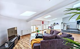 Großes modernes Loft mit Tischkicker, Billiard und Heimkino in Uni und Klinik Nähe